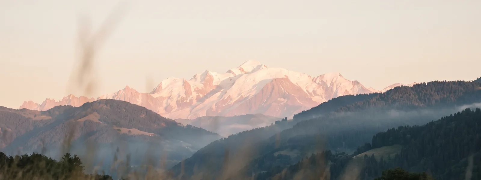 Le massif du Mont-Blanc éclairé par la lumière de fin d’après-midi, vu des prés du Chablais.